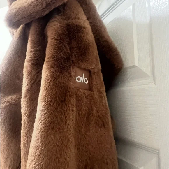 NWT Alo yoga Foxy Fur Expresso Brown  jacket  Size medium Limited Edition - Picture 6 of 9